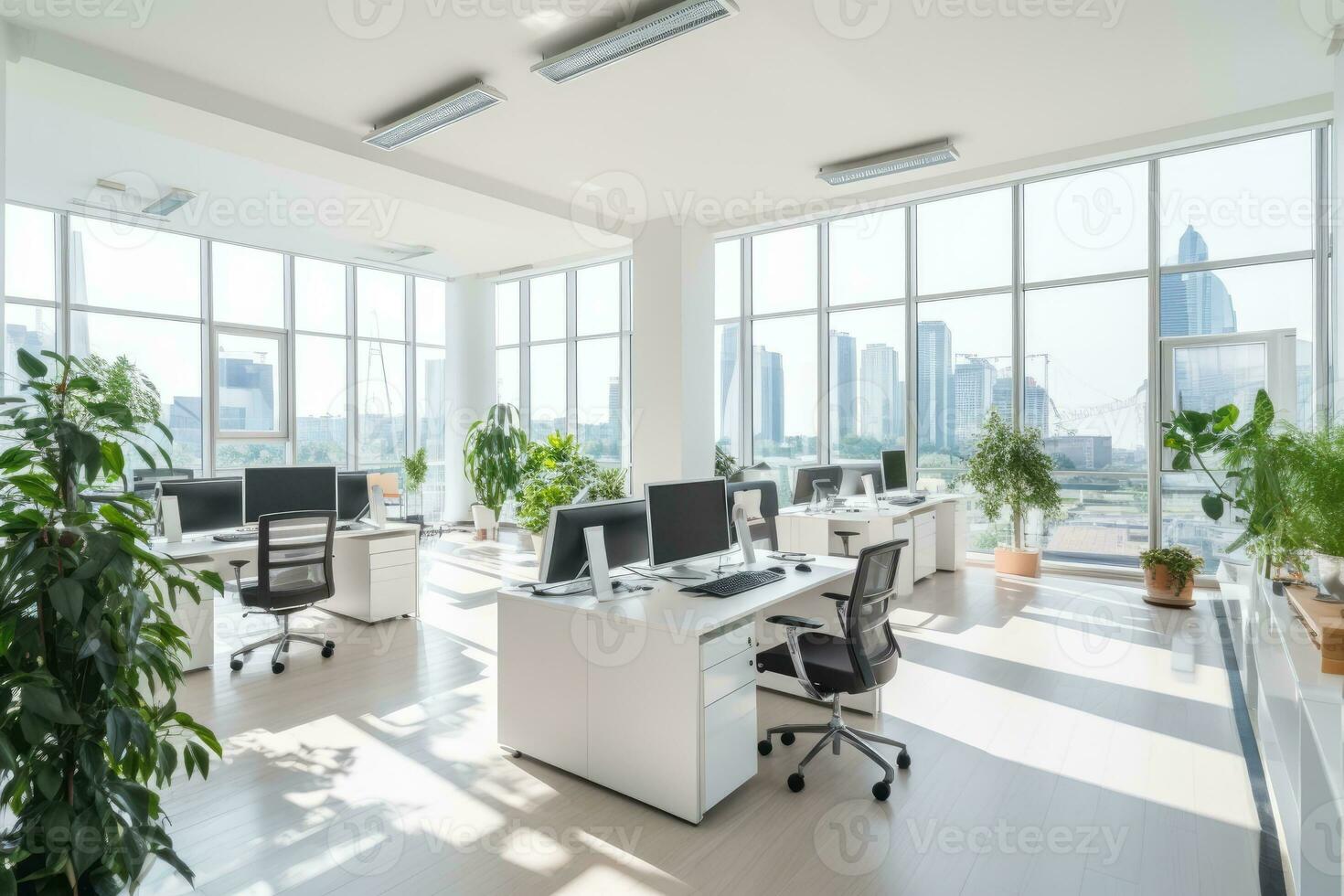 Person, die von Informationsüberfluss auf Bildschirmen umgeben ist