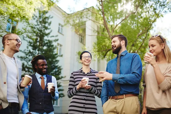 Minimalistischer Schreibtisch mit Notizbuch und nur einem Stift